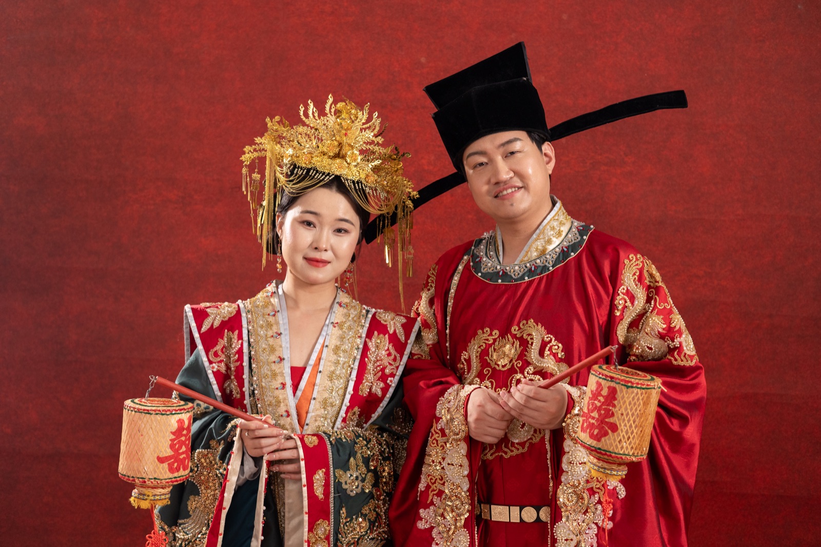 曾益与郑兰手提喜灯,邀请亲友共赴婚宴